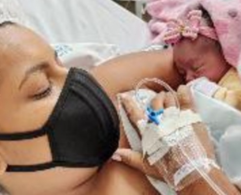 Ex-BBB Janaina com a filha após o parto