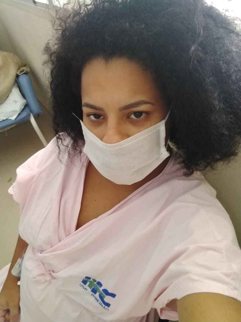 Ex-BBB internada no hospital após complicações no parto