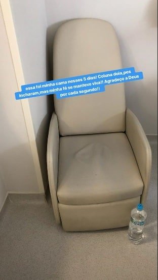 Essa foi a cadeira que a ex-bbb Adriana Sant´Anna ficou durante a internação da pequena Linda