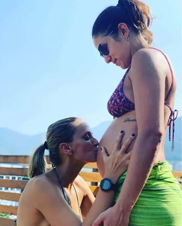 Fabi e a esposa Julia Silva anunciam gravidez