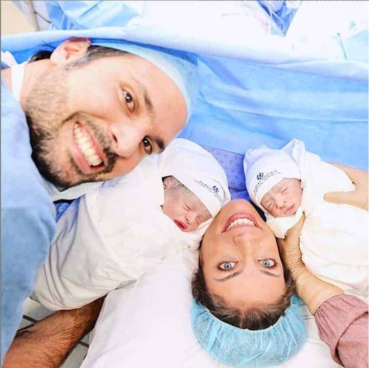 A imagem da empresária Fabiana Justus e o marido Bruno Dancona com suas gêmeas logo o nascimento