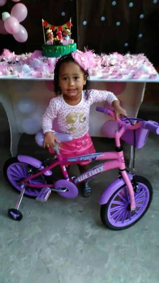 A menina Emily Sofia com bicicleta nova