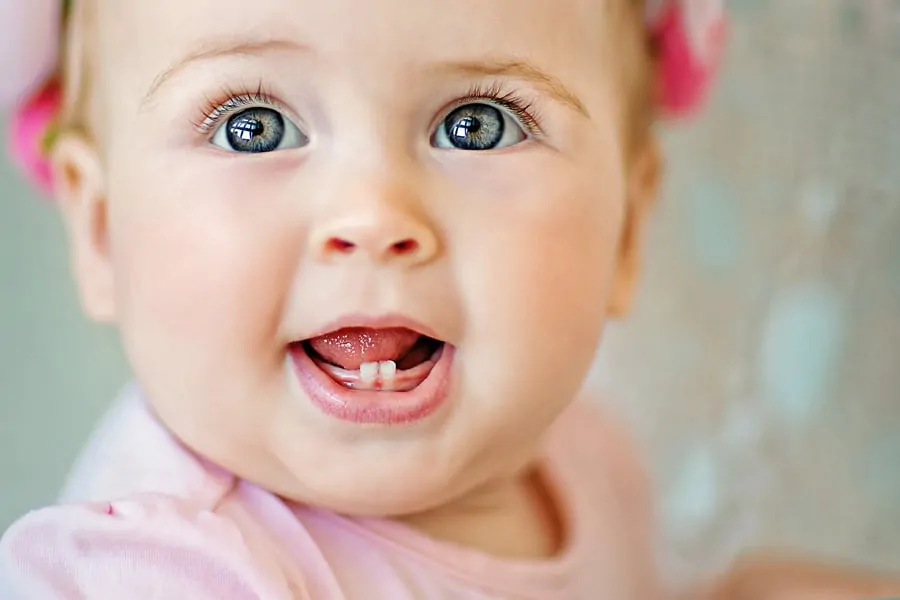 O aparecimento dos primeiros dentes é uma das fases do bebê