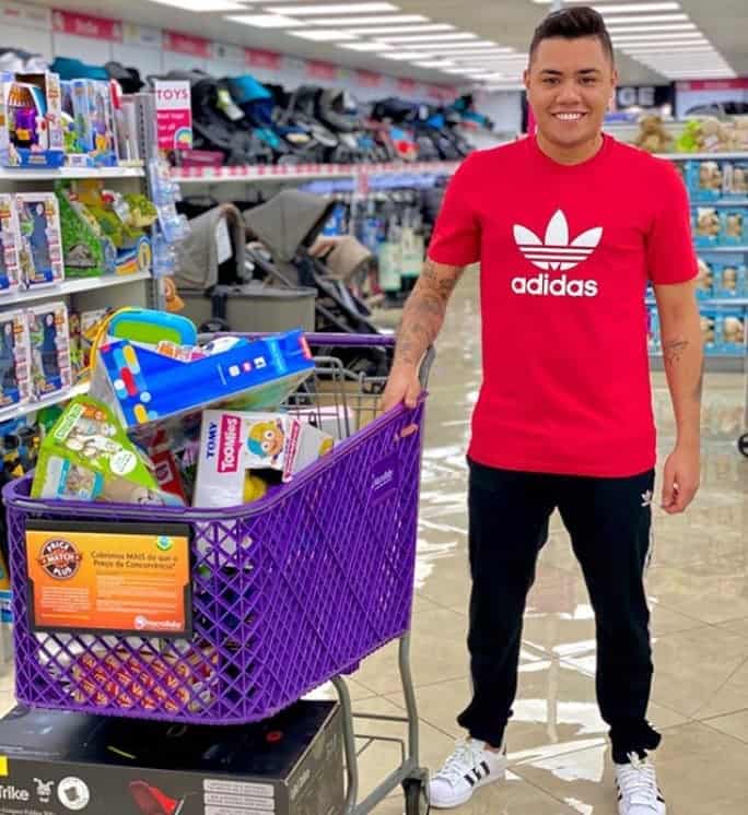 Felipe Araújo mostrando as compras para seu bebê