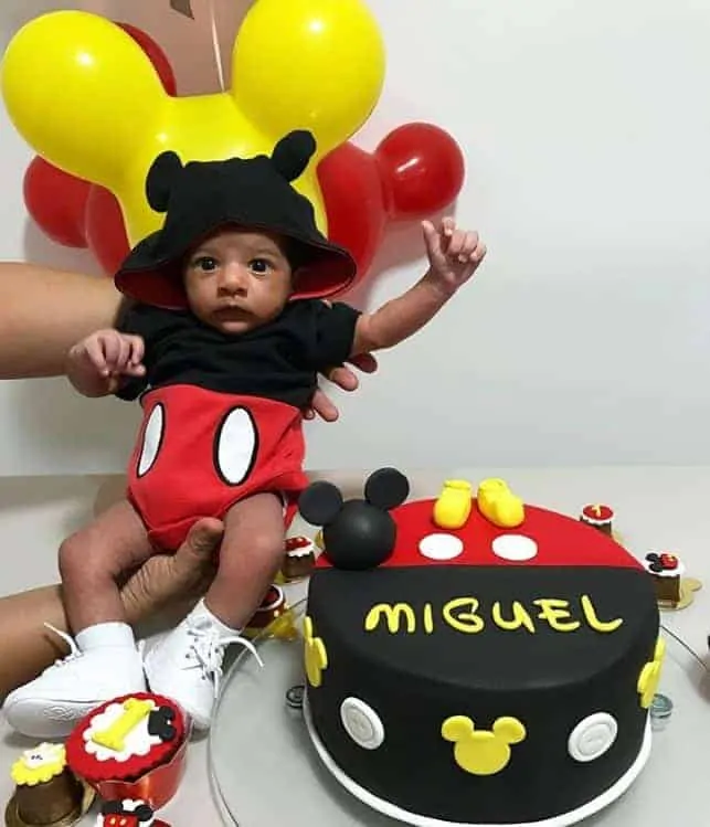 Filho de Felipe Araújo ganha festa com tema do Mickey