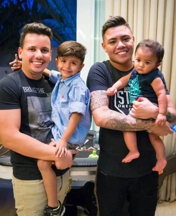 Felipe Araújo com o filho no colo e ao lado de seu amigo com o filho