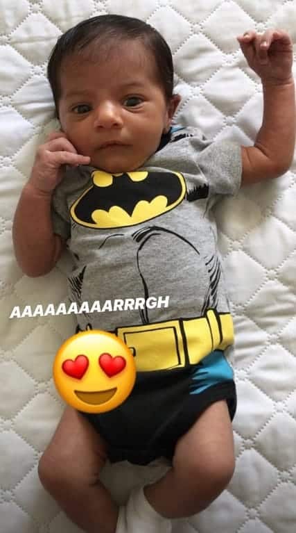 Na imagem publicada o pequeno Miguel encantou ao aparecer fantasiado de Batman