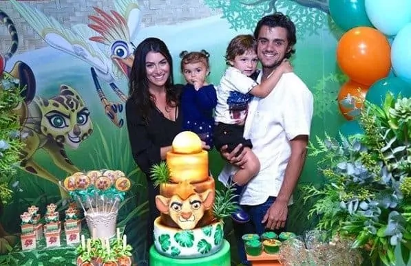 Felipe Simas com a família no aniversário do filho