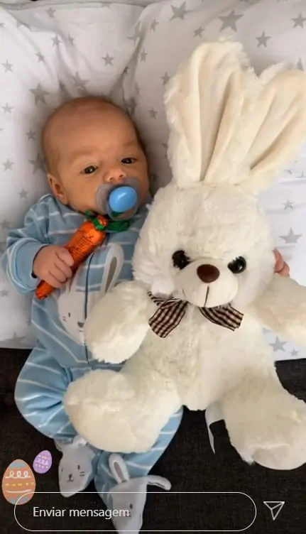 Bebê de Felipe Simas com coelhinho da páscoa