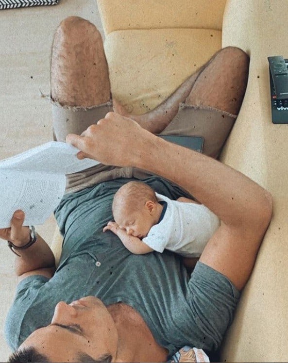 Felipe Simas com seu bebê recém-nascido