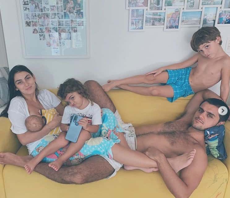 Felipe Simas com a família antes dos sintomas da doença