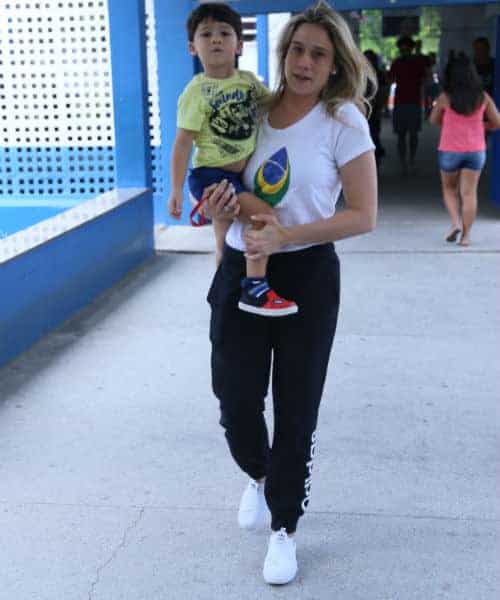 Fernanda Gentil com seu filho Gabriel no colo indo para a votação