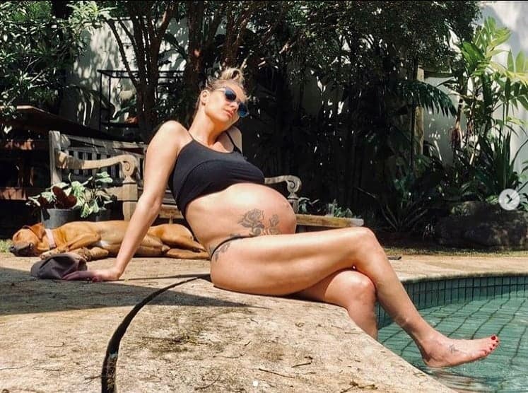 Fernanda Lima com seu barrigão do final da gravidez