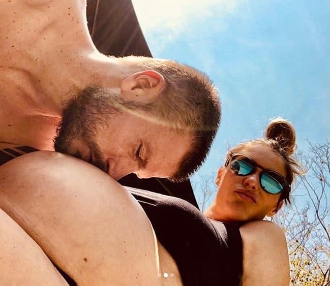 Rodrigo Hilbert beijando barriga de grávida de Fernanda Lima