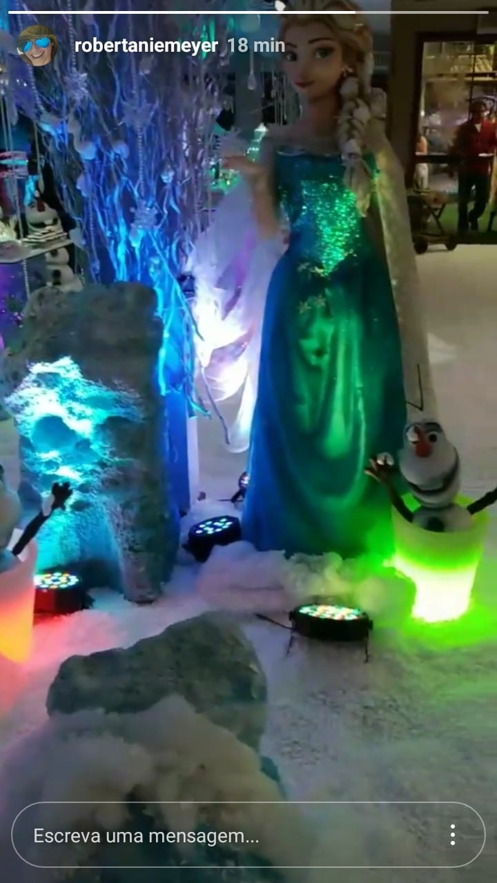 Personagens do filme Frozen na decoração da festa de Titi