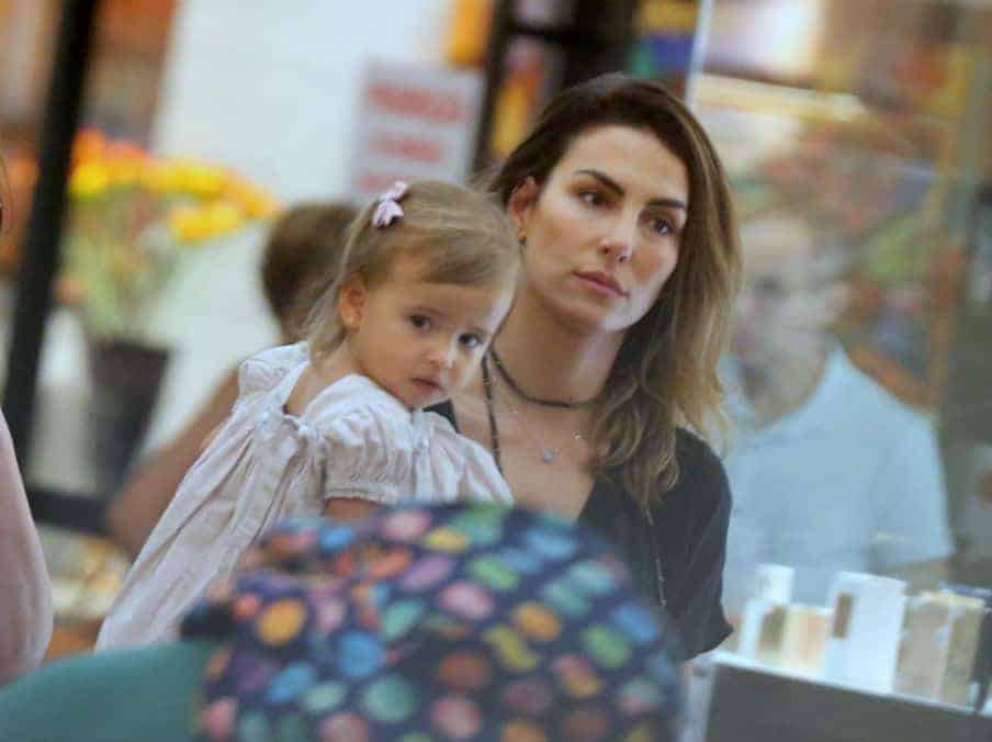 Foto da atriz Mel Fronckowiak com sua filha Nina durante passeio no shopping