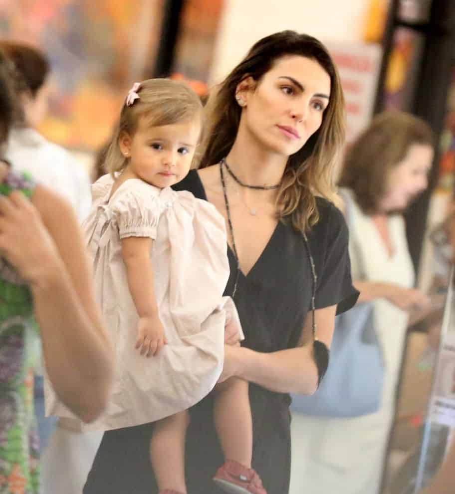 Passeando pelo shopping a atriz Mel Fronckowiak com sua filha a fofa Nina