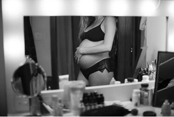 A futura mamãe Rafa Brites compartilhou essa imagem usando lingerie