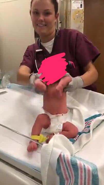 A imagem da funcionária do hospital com o recém-nascido revoltou os internautas 