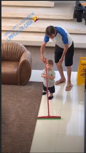 Andressa Suita compartilhou essa imagem do pequeno Gabriel ajudando a limpar a casa
