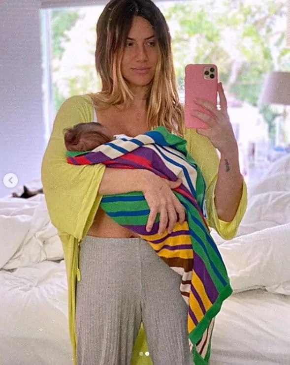Giovanna Ewbank exibindo a barriga após seu caçula com Bruno Gagliasso nascer
