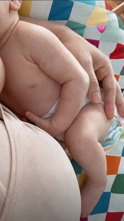Giovanna Ewbank com o filho recém-nascido no colo
