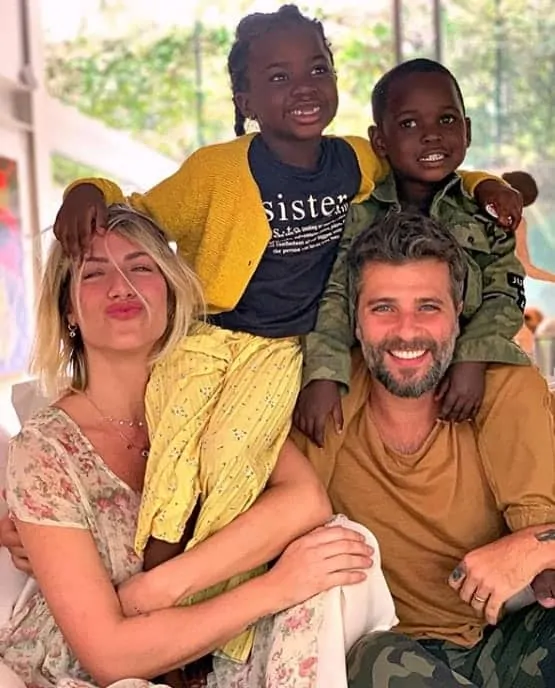 Giovanna Ewbank e Bruno Gagliasso com os seus dois filhos