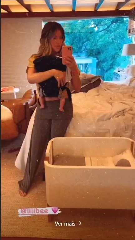 Giovanna Ewbank com seu bebê e o berço dele
