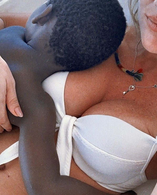 Giovanna Ewbank abraçada com o filho Bless