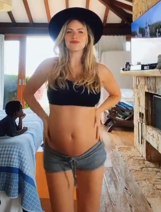 Giovanna Ewbank mostrando a barriga de sete meses
