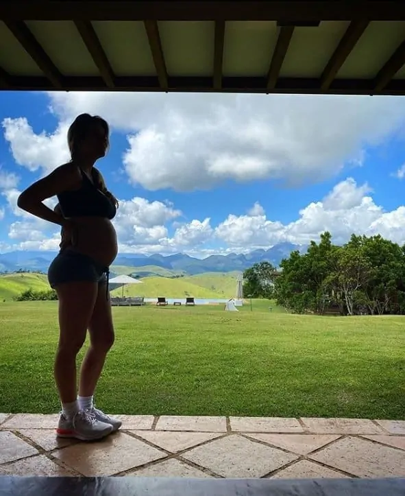 Giovanna Ewbank exibindo sua barriga de grávida