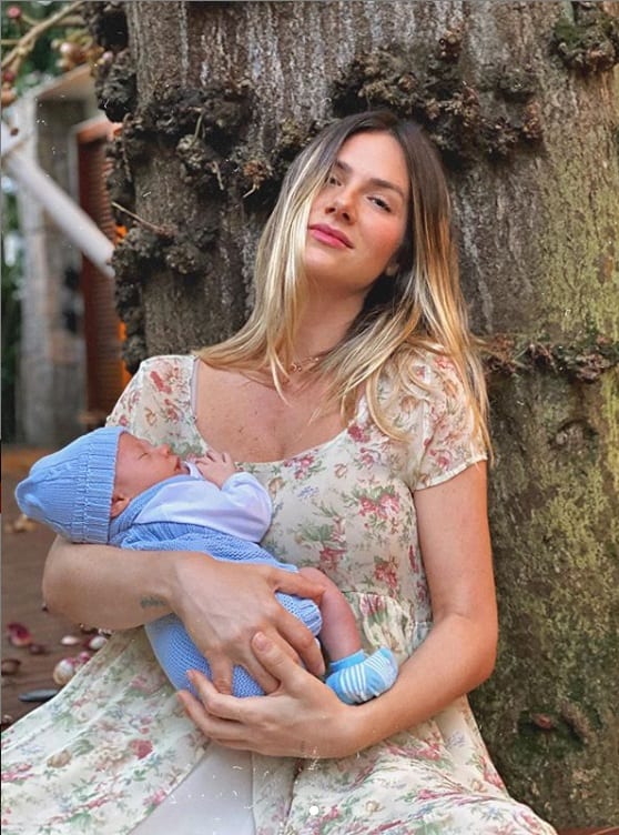 Giovanna Ewbank mostrando o rostinho de seu bebê