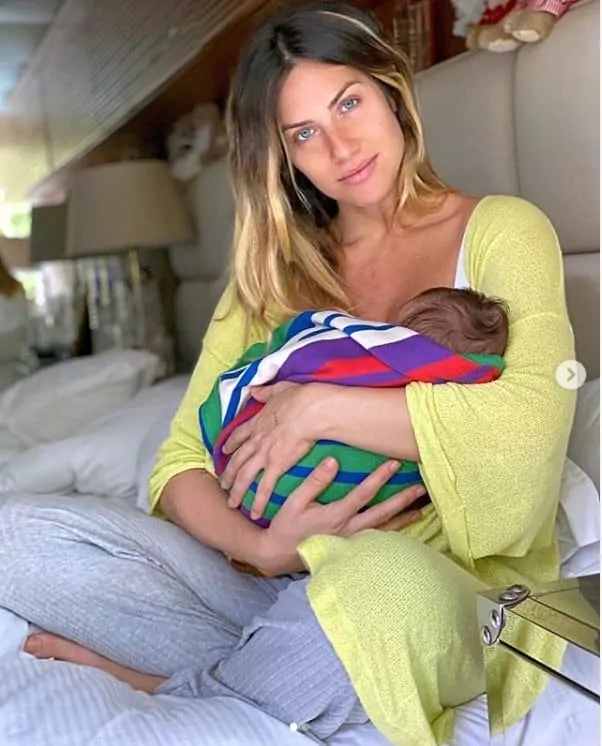 Giovanna Ewbank com seu bebê em foto feita por Titi