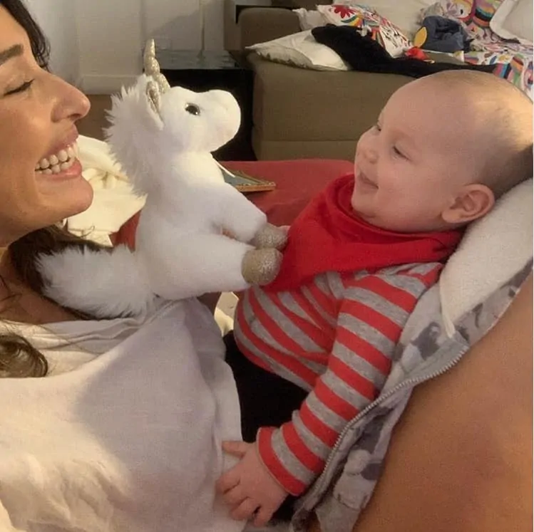 Giselle Itié com o filho de dois meses no colo