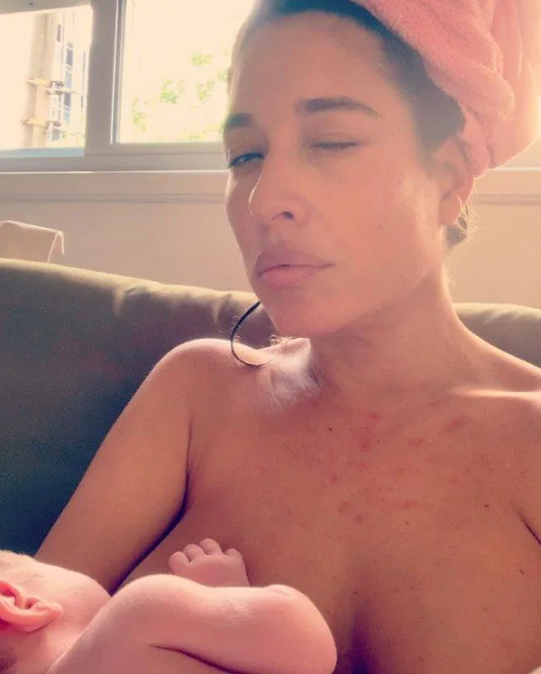 Giselle Itié amamentando seu bebê