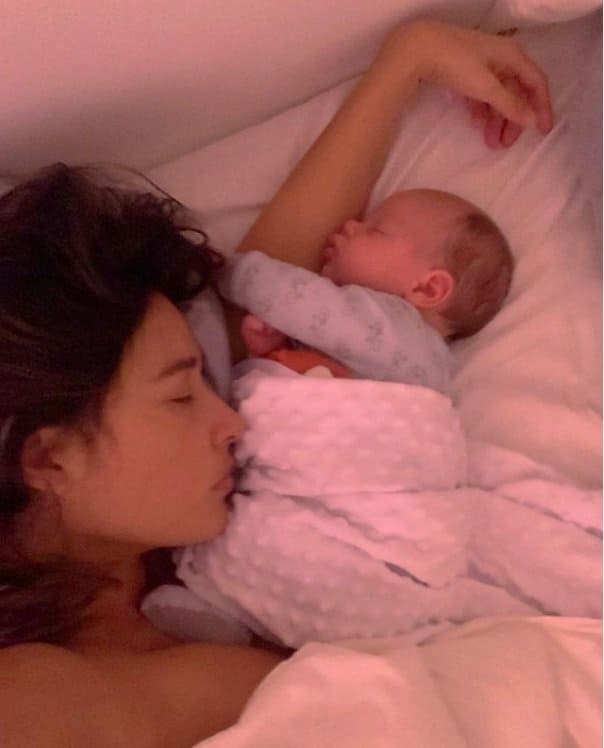 Giselle Itié dormindo com seu fofo bebê