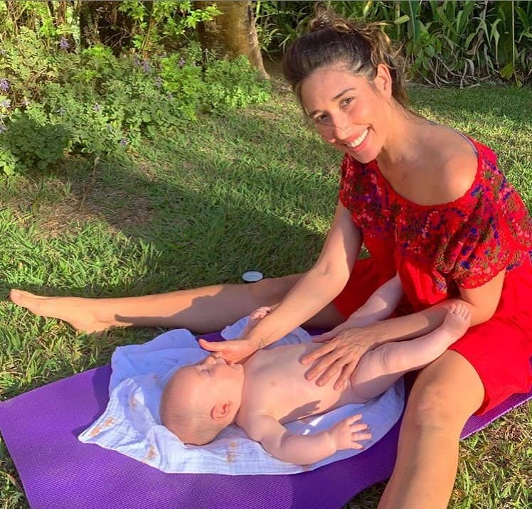 Giselle Itié fazendo massagem em seu filho