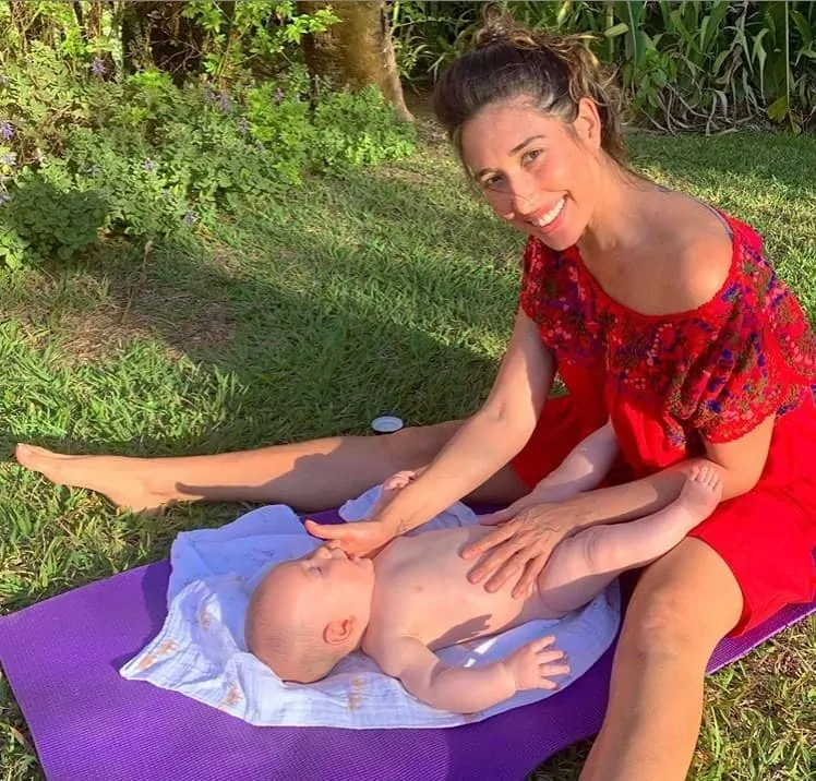 Giselle Itié fazendo massagem em seu filho
