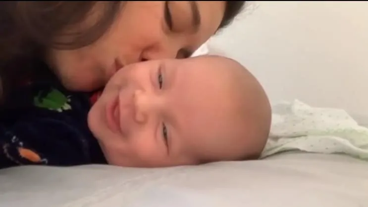 Giselle Itié com seu filho de dois meses sorrindo