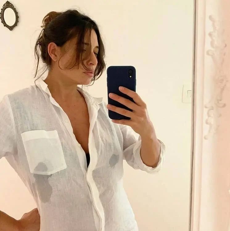 Giselle Itié mostrando sua camiseta vazada com leite materno