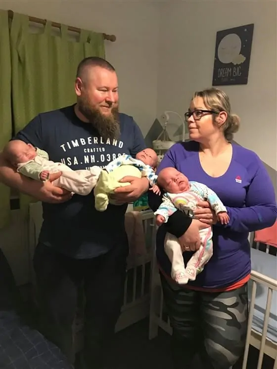 Beata com seus bebês após engravidar já grávida
