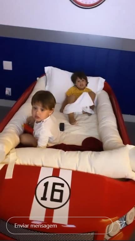 Filhos de Gusttavo Lima em sua cama com formato de carro