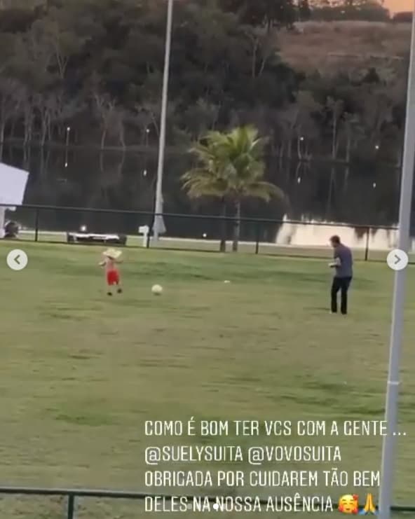 Filho de Gusttavo Lima no campo de futebol de seu pai