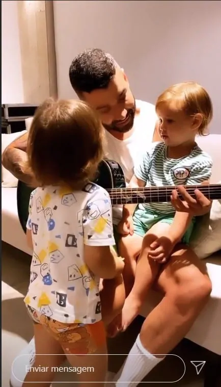 Gusttavo Lima em aula de violão com seus filhos