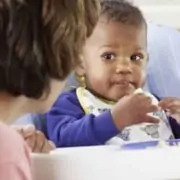 Saiba quando o bebê pode comer e entenda tudo sobre introdução dos alimentos