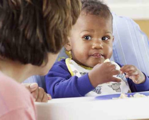 Saiba quando o bebê pode comer e entenda tudo sobre introdução dos alimentos