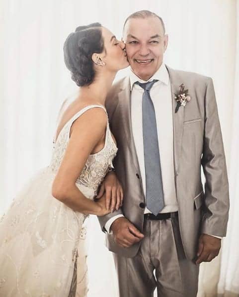 Nessa foto do seu casamento de Isis Valverde quase não aparecia a barriga