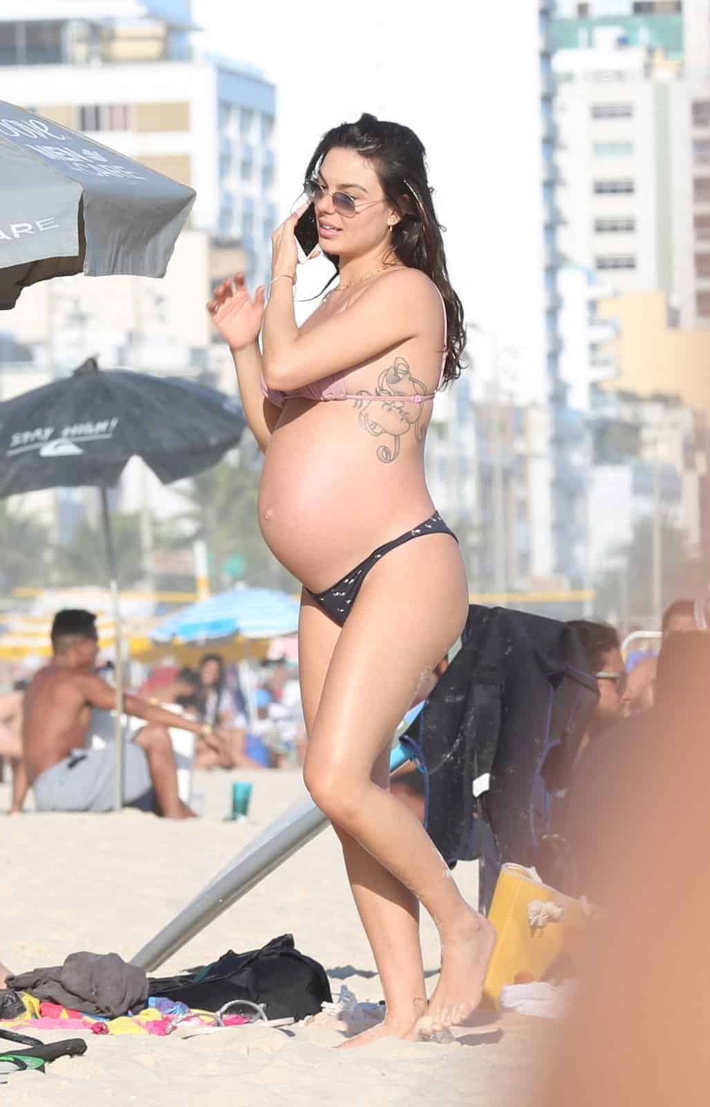 Mesmo com 8 meses de gestação a atriz Isis Valverde não perdeu a oportunidade de ir para a praia