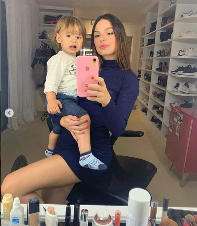 Isis Valverde no closet com seu bebê