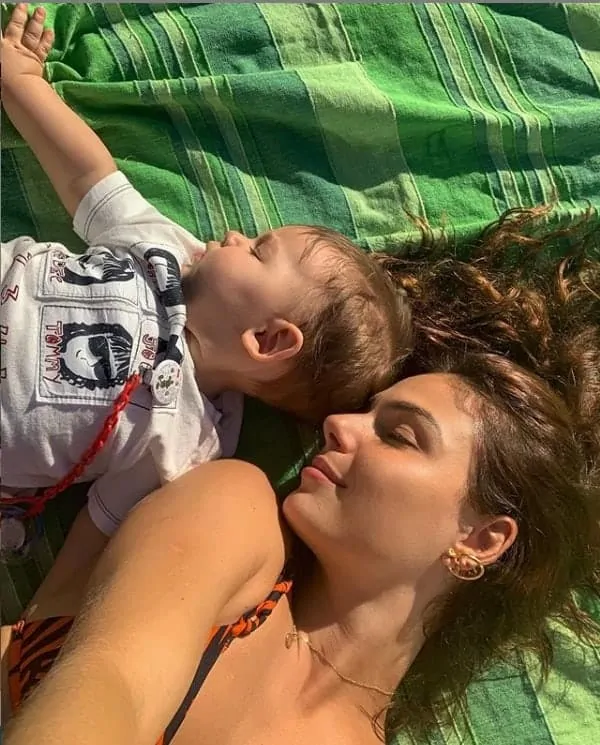 Isis Valverde com seu bebê de oito meses